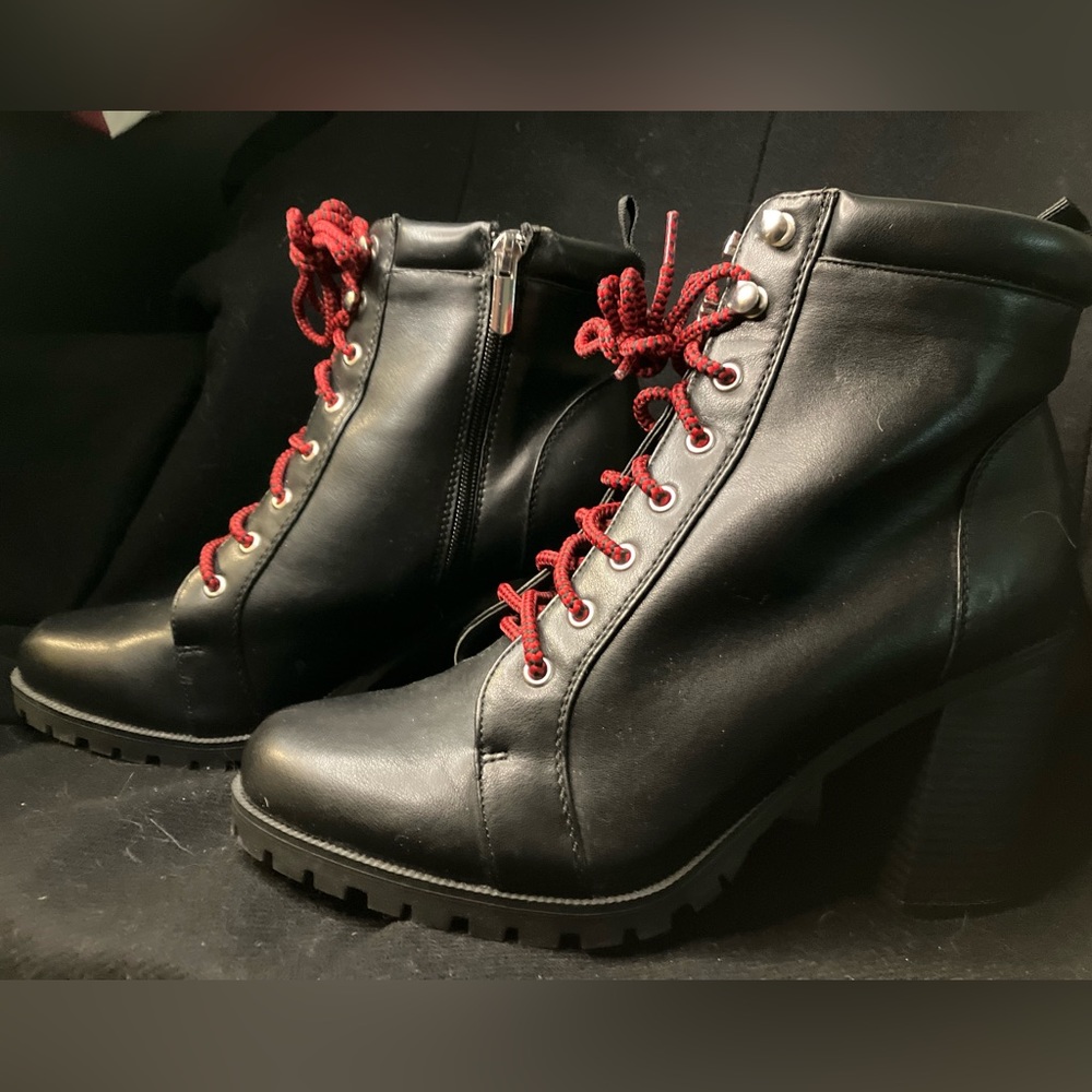 Like NEW • Torrid heel combat boot • red laces • black • size 10 • faux leather